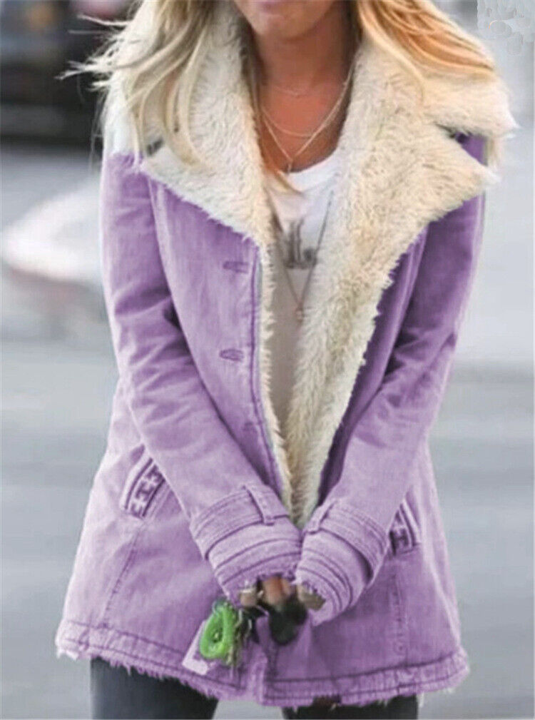 Giacca donna invernale viola con fodera in pelliccia sintetica, stile casual, chiusura a bottoni, ideale per moda autunno-inverno.