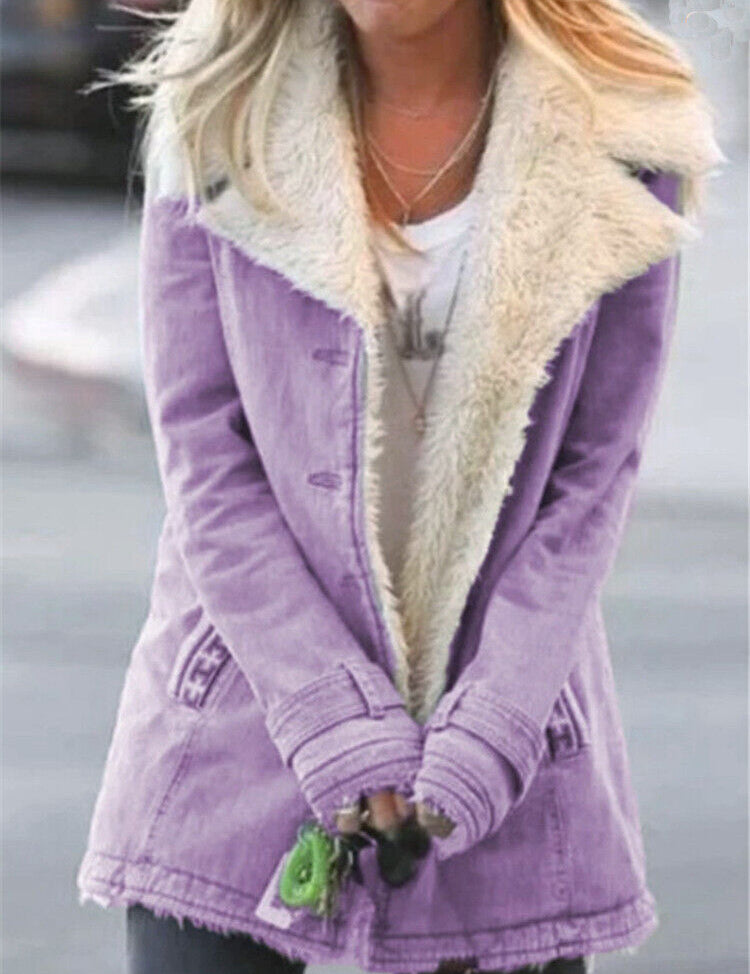 Giacca donna invernale viola con fodera in pelliccia sintetica, stile casual, chiusura a bottoni, ideale per moda autunno-inverno.