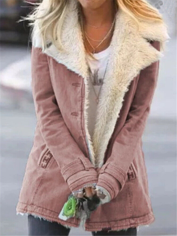 Giacca donna invernale rosa con fodera in pelliccia sintetica bianca, chiusura a bottoni, stile casual. Ideale per moda autunno-inverno.