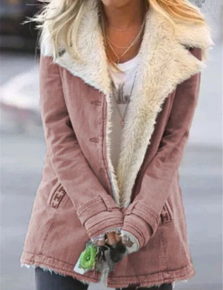 Giacca donna invernale rosa con fodera in pelliccia sintetica bianca, chiusura a bottoni, stile casual. Ideale per moda autunno-inverno.