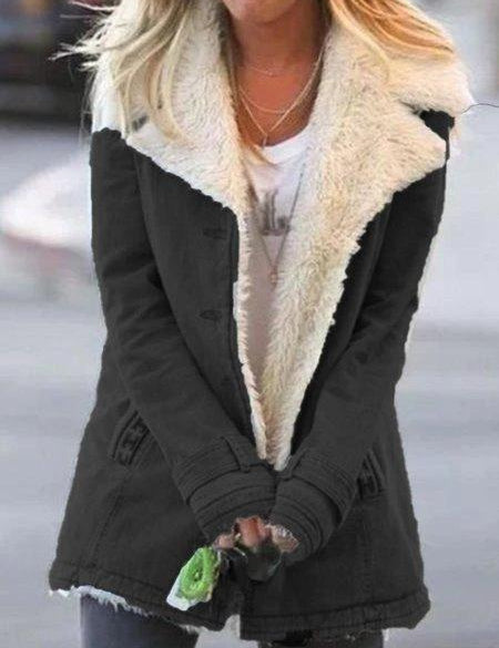 Donna con cappotto invernale nero con fodera in pelliccia sintetica bianca, stile casual, moda autunno inverno, abbigliamento femminile trendy.