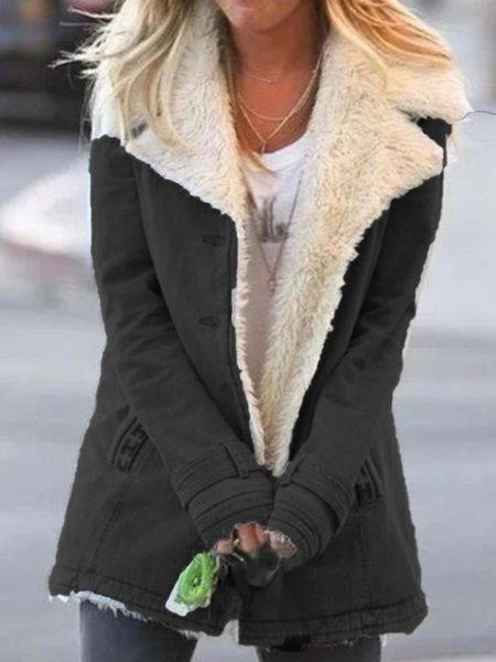Donna con cappotto invernale nero con fodera in pelliccia sintetica bianca, stile casual, moda autunno inverno, abbigliamento femminile trendy.
