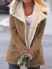 Giacca invernale donna marrone con fodera in pelliccia sintetica bianca, chiusura a bottoni, tasche frontali. Stile casual, moda autunno-inverno.
