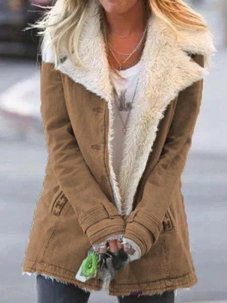 Giacca invernale donna marrone con fodera in pelliccia sintetica bianca, chiusura a bottoni, tasche frontali. Stile casual, moda autunno-inverno.