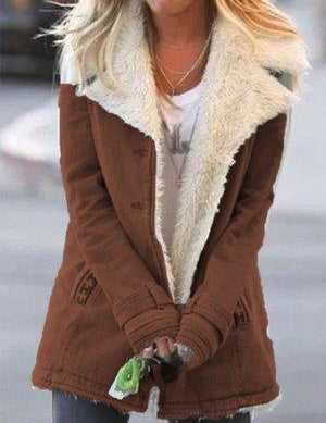 Giacca invernale marrone con fodera in pelliccia sintetica bianca, indossata da una donna. Moda autunnale, abbigliamento caldo e casual.