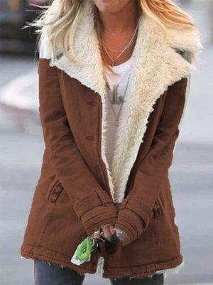 Giacca invernale marrone con fodera in pelliccia sintetica bianca, indossata da una donna. Moda autunnale, abbigliamento caldo e casual.
