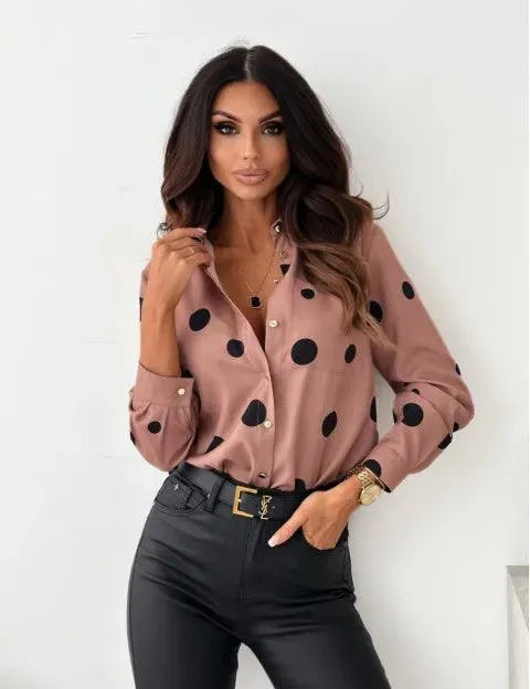 Modella indossa camicia a pois marrone con pantaloni in pelle nera, orologio dorato e cintura elegante. Moda donna, abbigliamento casual chic.