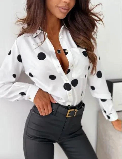 Camicia bianca a pois neri, donna, abbinata a pantaloni in pelle nera, moda elegante, outfit casual chic, tendenze abbigliamento femminile.