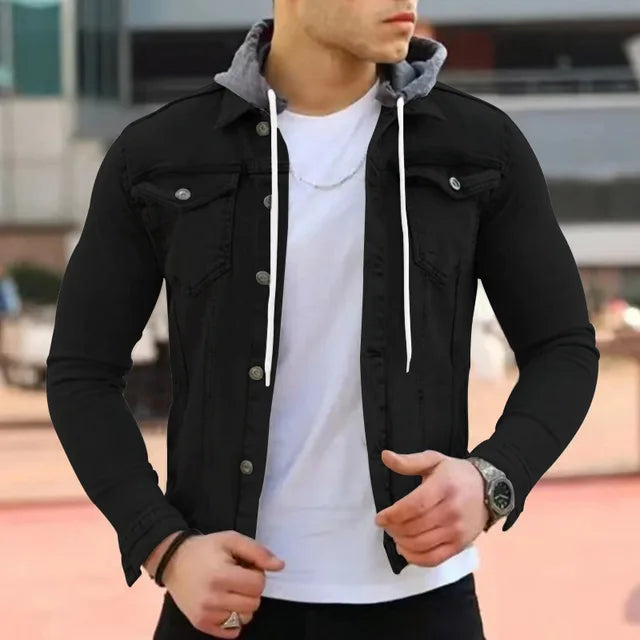 Giacca di jeans nera da uomo con cappuccio grigio, indossata sopra una maglietta bianca. Moda casual maschile, abbigliamento autunnale.