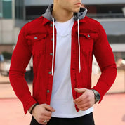 Giacca di jeans rossa da uomo con cappuccio grigio, indossata sopra t-shirt bianca. Moda casual, stile urbano, abbigliamento maschile trendy.