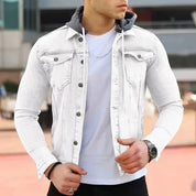 Giacca di jeans bianca da uomo con cappuccio grigio, indossata sopra una maglietta bianca. Stile casual, moda urbana, abbigliamento maschile trendy.