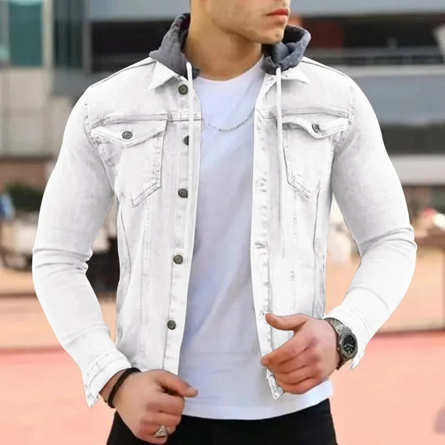 Giacca di jeans bianca da uomo con cappuccio grigio, indossata sopra una maglietta bianca. Stile casual, moda urbana, abbigliamento maschile trendy.