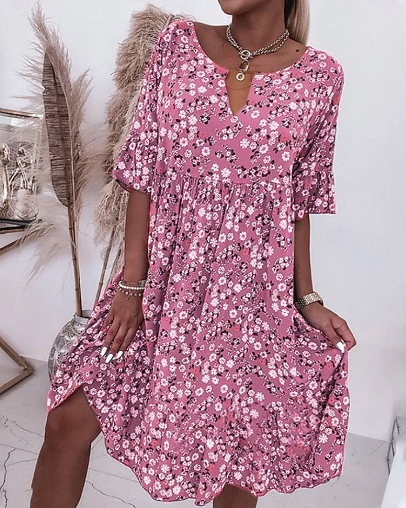 Abito estivo donna rosa a fiori, maniche corte, scollo a V, stile casual. Perfetto per moda estiva, look boho chic.