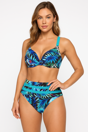 Modella indossa bikini a vita alta con stampa tropicale blu e verde, spalline regolabili. Costume da bagno estivo, moda mare donna.