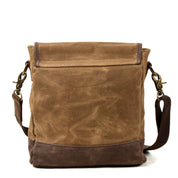 Borsa a tracolla in tela marrone con dettagli in pelle, chiusura a zip, tasche multiple, ideale per uomo e donna. Accessorio moda casual.