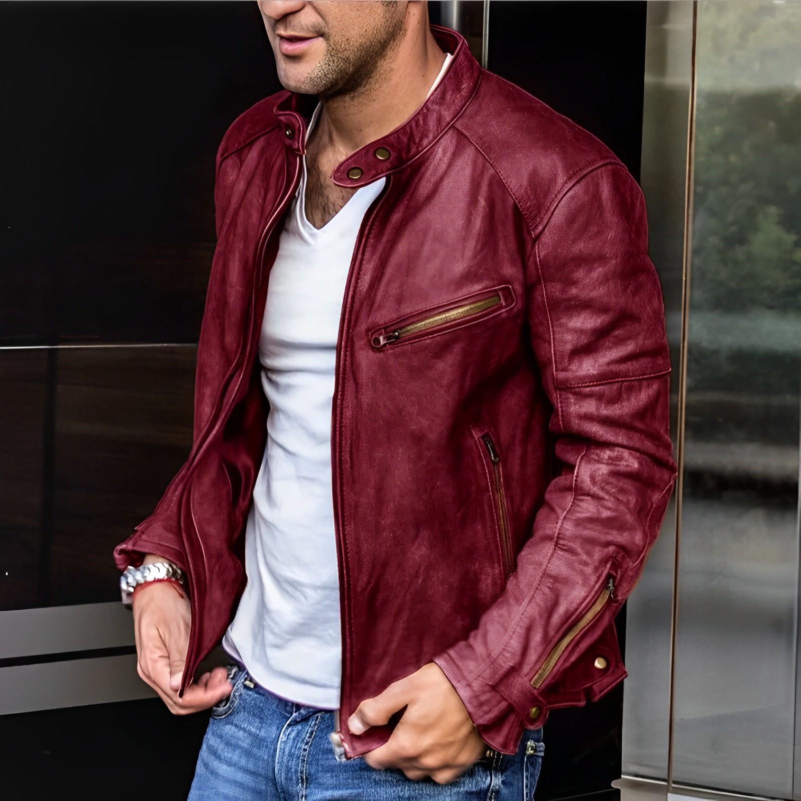 Giacca in pelle rossa da uomo, stile casual, con zip e tasche, abbinata a jeans blu e maglietta bianca. Look moderno e alla moda.