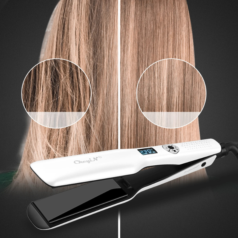 Piastra per capelli bianca con display digitale, mostra effetto lisciante su capelli biondi. Strumento styling professionale, tecnologia avanzata.