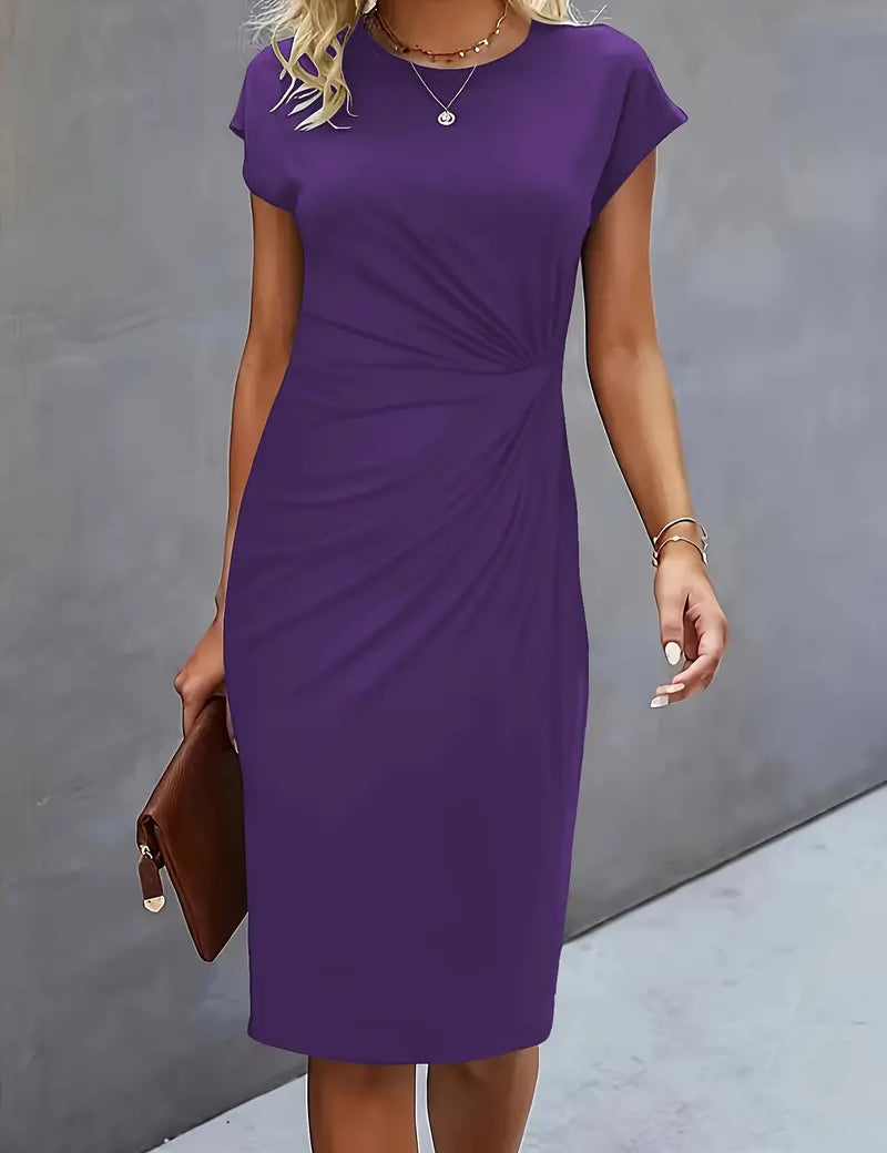 Abito viola elegante da donna, maniche corte, lunghezza al ginocchio, adatto per occasioni formali. Accessori: collana e borsa marrone.