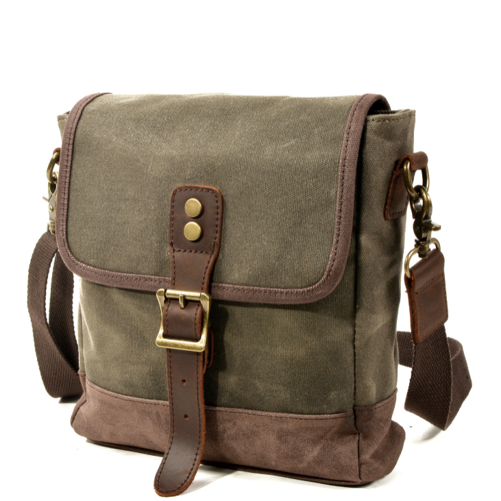 Borsa a tracolla in tela verde oliva con dettagli in pelle marrone, fibbia in metallo, tasca frontale, ideale per uomo e donna, stile vintage.