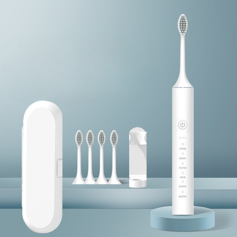 Spazzolino elettrico bianco con testine di ricambio, custodia da viaggio e base di ricarica. Design moderno, ideale per igiene orale avanzata.