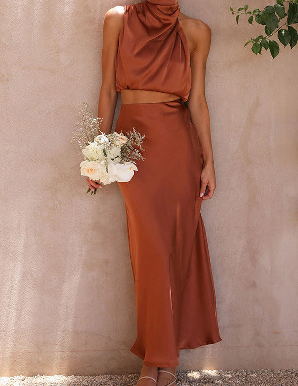 Abito lungo elegante color terracotta, monospalla, in raso, con bouquet di fiori bianchi e rosa. Perfetto per cerimonie e occasioni speciali.