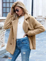 Donna con cappotto teddy beige, occhiali da sole e jeans strappati. Moda autunno, stile casual chic, abbigliamento femminile trendy.