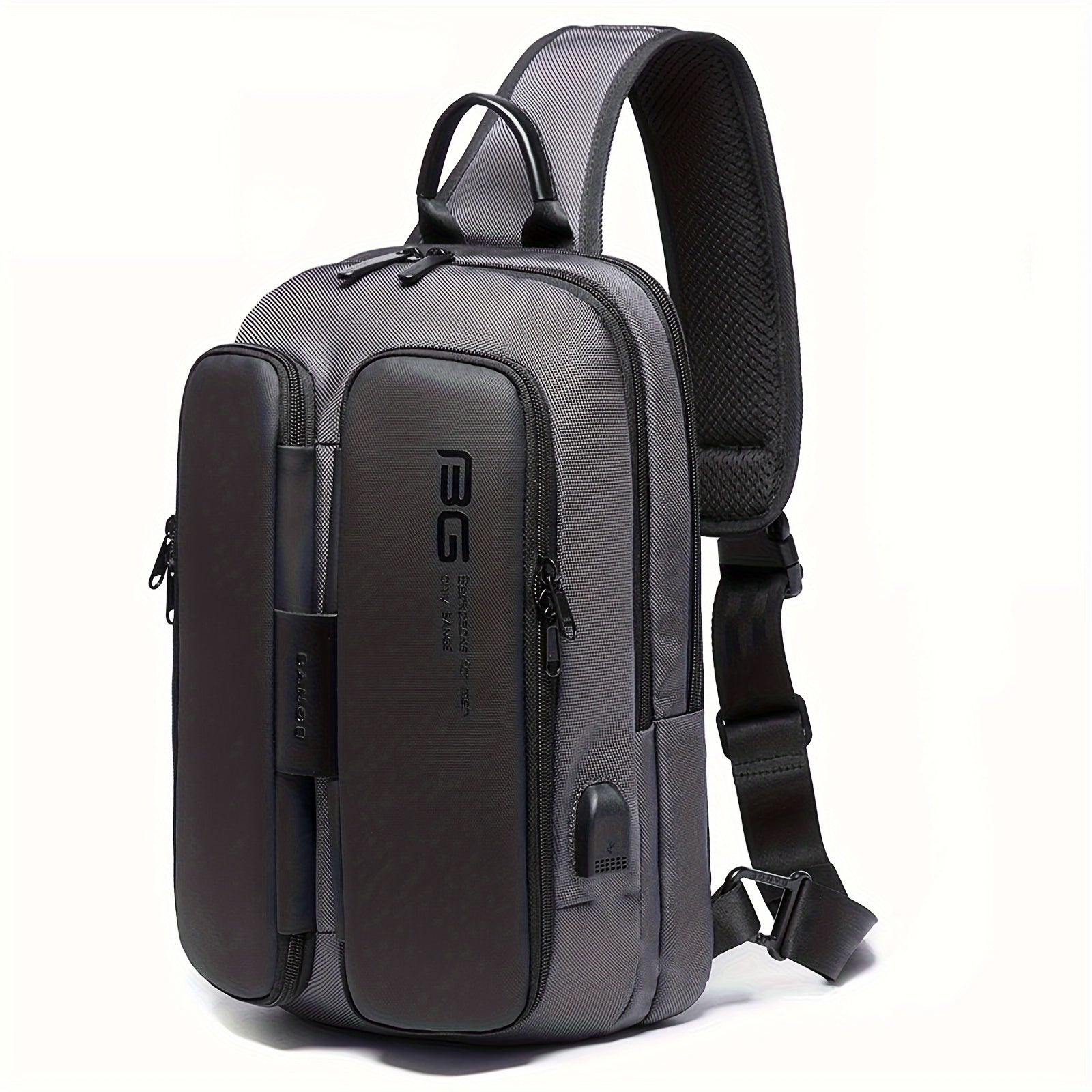 Zaino monospalla grigio scuro, design moderno, con tasche multiple e porta USB integrata. Ideale per viaggi, lavoro e uso quotidiano.