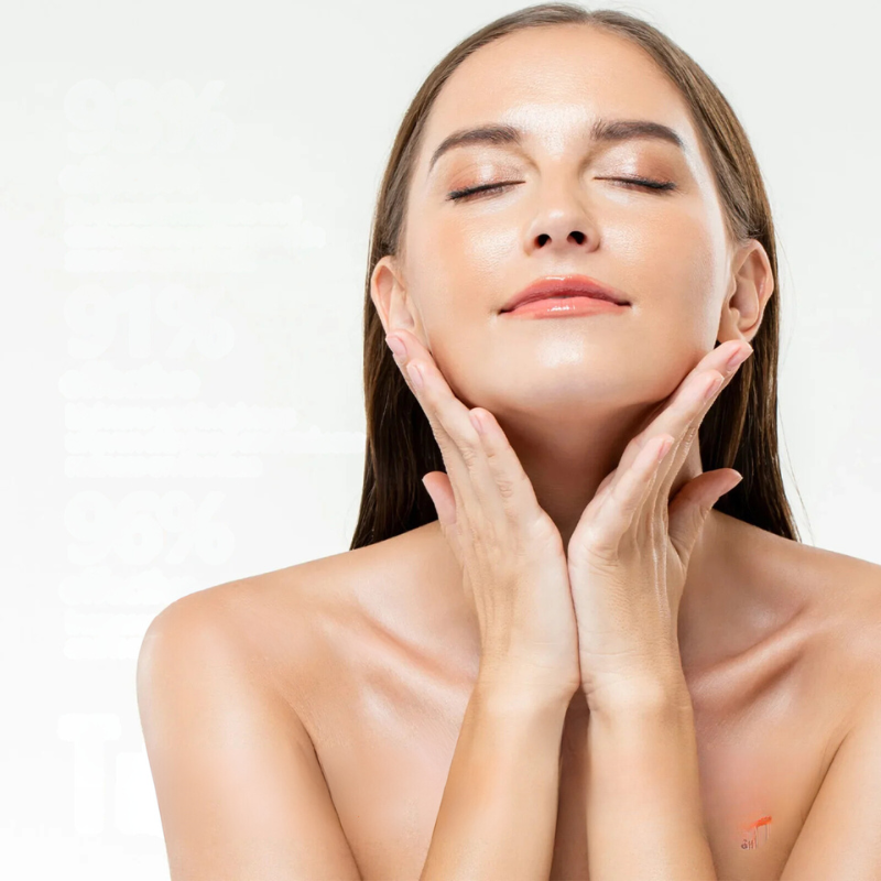 Donna con pelle luminosa e liscia, occhi chiusi, mani sul viso. Concetto di cura della pelle, bellezza naturale, idratazione e benessere.