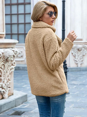 Giacca in pelliccia sintetica beige da donna, stile casual, indossata con jeans. Perfetta per l'autunno e l'inverno. Moda femminile elegante.