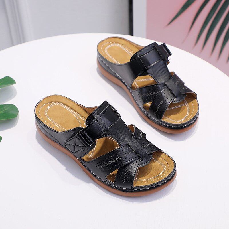 Sandali da donna in pelle nera con suola in gomma, design intrecciato, tacco basso. Scarpe estive eleganti e comode per uso quotidiano.