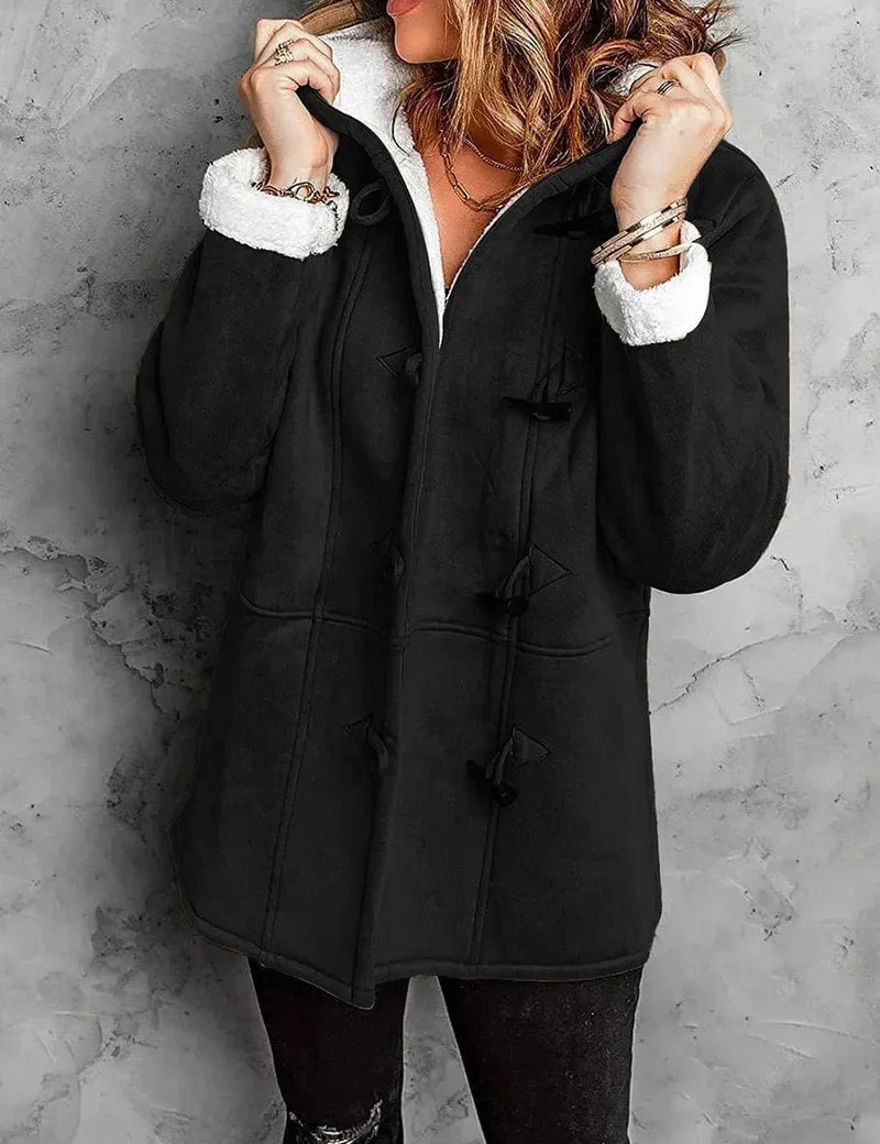 Giacca invernale donna nera con cappuccio, interno in pelliccia sintetica bianca, chiusura a bottoni, stile casual, moda autunno inverno.