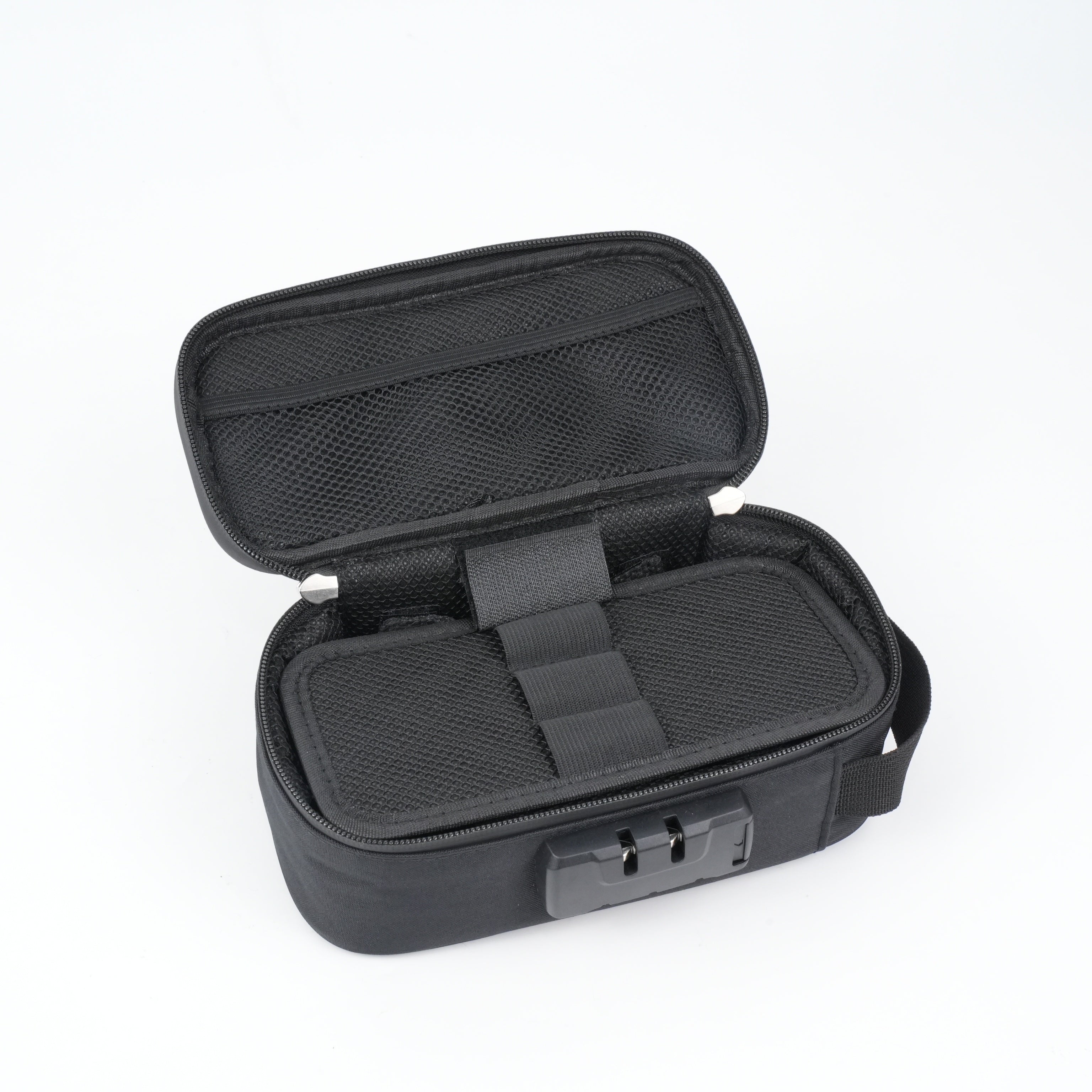 Borsa da viaggio nera aperta con scomparti interni in rete, ideale per organizzare accessori. Design compatto, perfetto per viaggi e uso quotidiano.