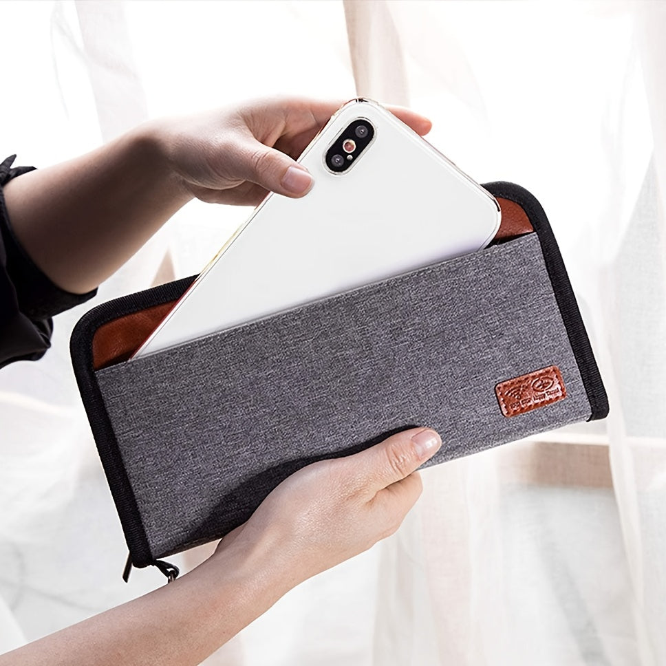 Custodia grigia in tessuto per smartphone, design elegante, chiusura a zip, ideale per protezione e trasporto sicuro del telefono.
