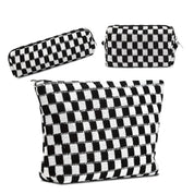 Set di tre astucci a scacchi bianchi e neri, include borsa grande, astuccio medio e piccolo. Design moderno, ideale per scuola o ufficio.
