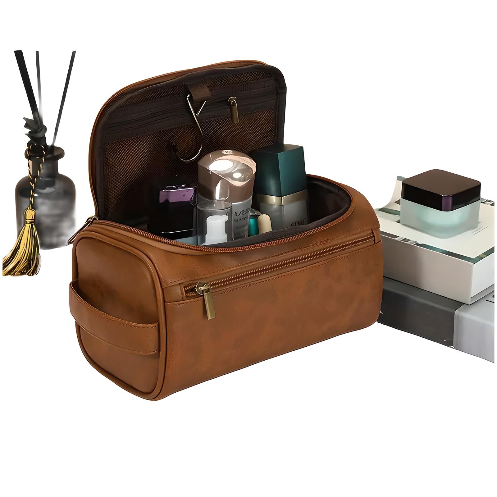 Borsa da toilette in pelle marrone con zip aperta, contenente prodotti cosmetici. Elegante e pratica per viaggi. Accessori bagno inclusi.