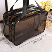 Borsa trasparente in PVC nero, dimensioni 28x17x16 cm, con manici neri, ideale per viaggi e palestra. Sfondo con fiori e decorazioni.