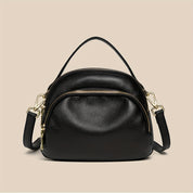 Borsa a tracolla in pelle nera con doppia zip e dettagli dorati, design elegante e compatto, perfetta per moda donna e accessori di lusso.