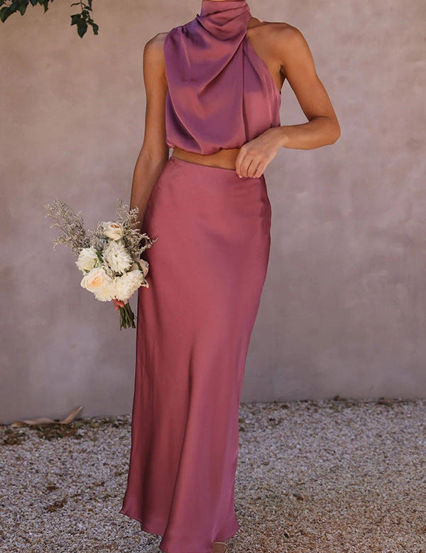 Abito da cerimonia elegante in raso rosa, top senza maniche con collo alto e gonna lunga. Donna con bouquet di fiori bianchi.