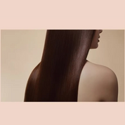 Donna con capelli lunghi e lisci castani, lucenti e sani, su sfondo beige. Cura dei capelli, bellezza femminile, trattamento lisciante.