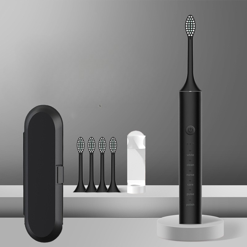 Spazzolino elettrico nero con testine di ricambio, custodia da viaggio e flacone su sfondo grigio. Design moderno, cura dentale avanzata.