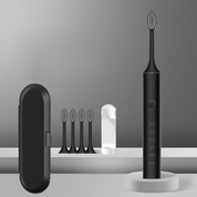 Spazzolino elettrico nero con testine di ricambio, custodia da viaggio e flacone su sfondo grigio. Design moderno, cura dentale avanzata.