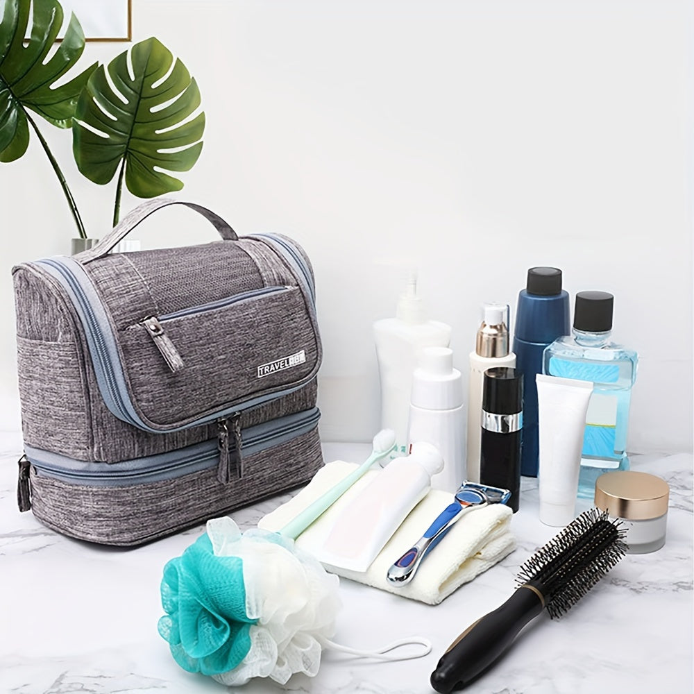 Borsa da toilette grigia su tavolo di marmo con prodotti per la cura personale: spazzola, lozioni, spazzolino, rasoio, bagnoschiuma, piante decorative.