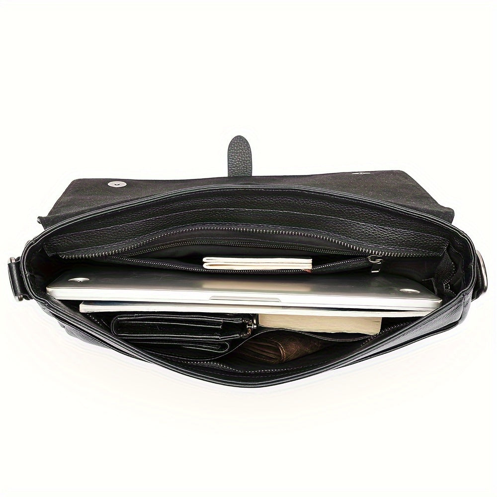 Borsa a tracolla in pelle nera aperta, con laptop, portafoglio e libri all'interno. Elegante e pratica per lavoro e studio.