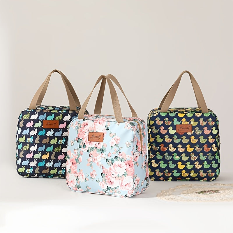Tre borse termiche in tessuto impermeabile con motivi floreali e animali, manici beige. Ideali per picnic, pranzo al sacco, viaggi.