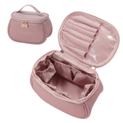 Borsa cosmetica rosa in pelle sintetica con scomparti interni, cerniera e manico. Ideale per trucco e accessori da viaggio.