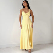 Abito lungo giallo elegante da donna, senza maniche, con scollo a cascata. Perfetto per eventi estivi e cerimonie. Moda femminile raffinata.