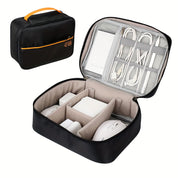 Custodia organizer per cavi e accessori elettronici, nera con manico arancione. Include scomparti per mouse, caricabatterie e cavi.