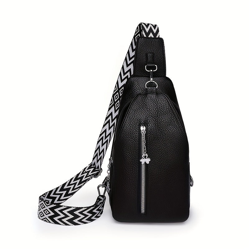 Zaino in pelle nera con tracolla regolabile a motivo geometrico bianco e nero, tasca frontale con zip, design elegante e moderno.