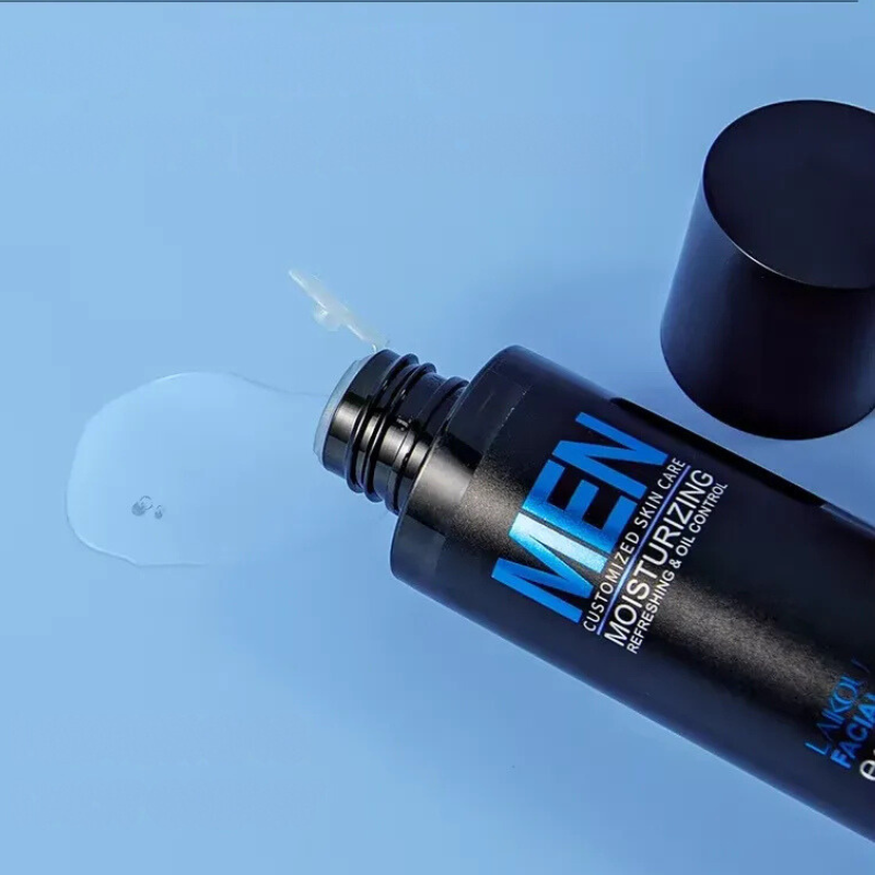 Flacone di crema idratante per uomo su sfondo blu, con tappo aperto e prodotto versato. Cura della pelle maschile, idratazione viso.