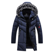 Giacca invernale uomo blu scuro con cappuccio in pelliccia sintetica, imbottitura calda, zip frontale, tasche multiple. Ideale per climi freddi.